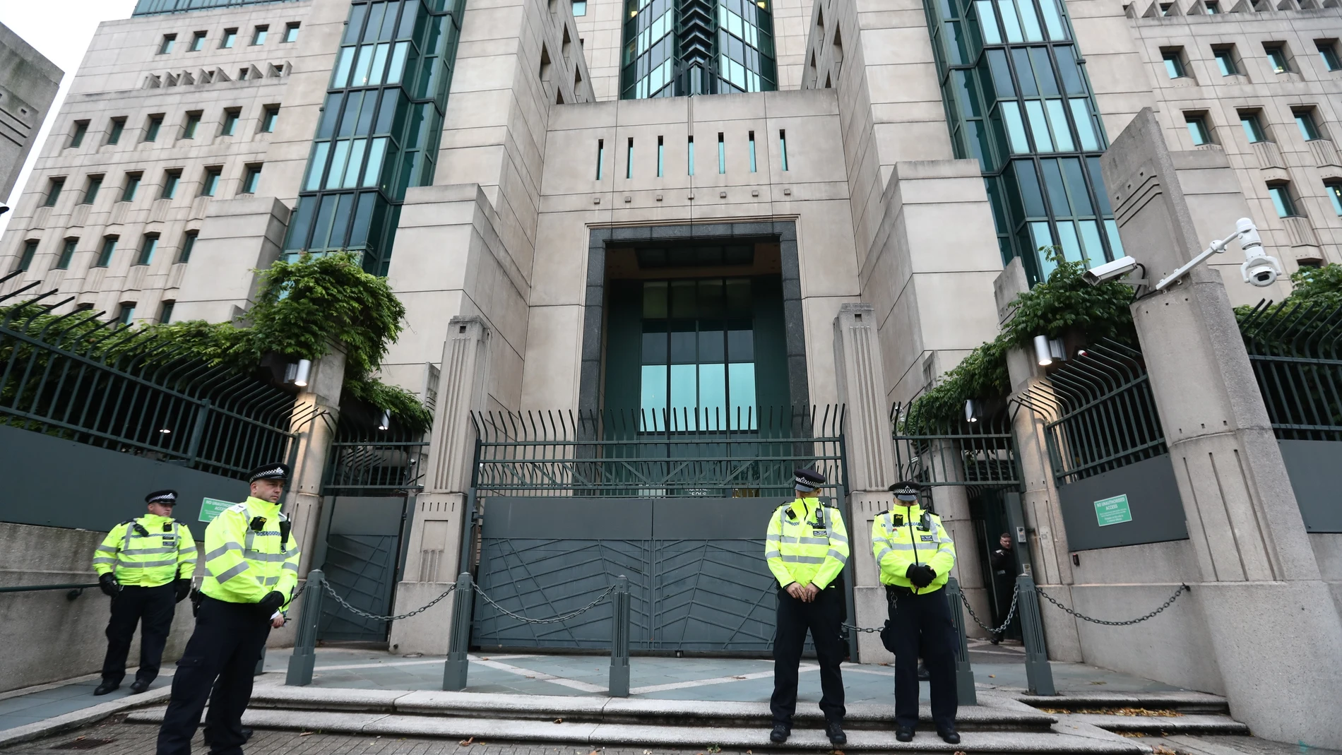Imagen de archivo de policías junto a la sede del MI6 en Londres.