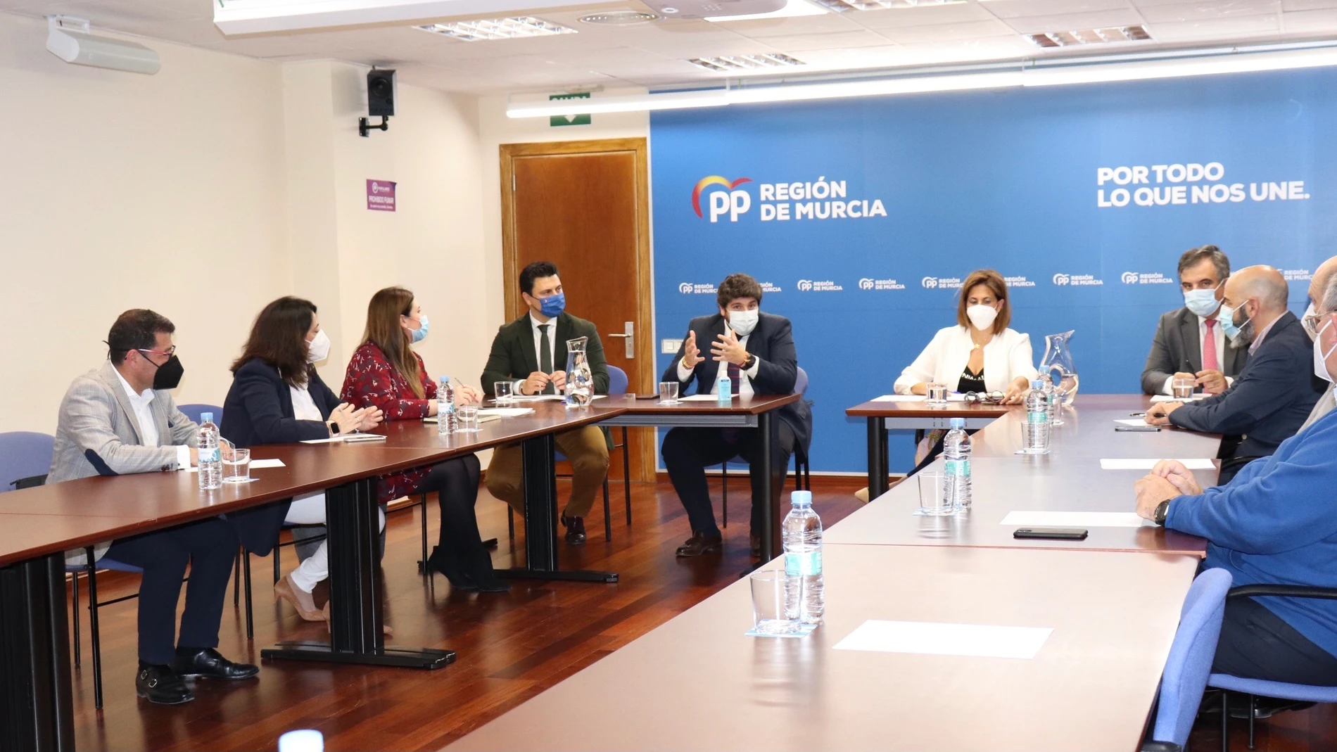 El presidente del PPRM, Fernando López Miras, reunido con representantes de los sectores educativos para darles a conocer el recurso que su partido ha presentado en el Tribunal Constitucional