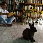 Margarito Cuéllar en su sala de lectura