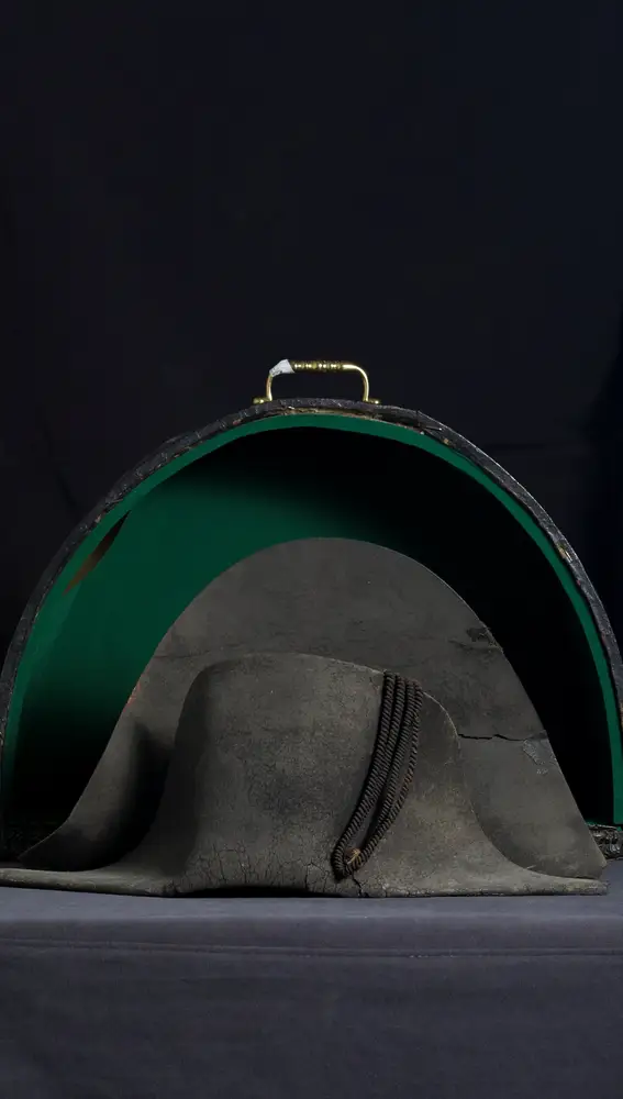El «chapeau de bras» o bicornio ha quedado como la prenda más significativa de Napoleón. REUTERS/Emmanuel Foudrot
