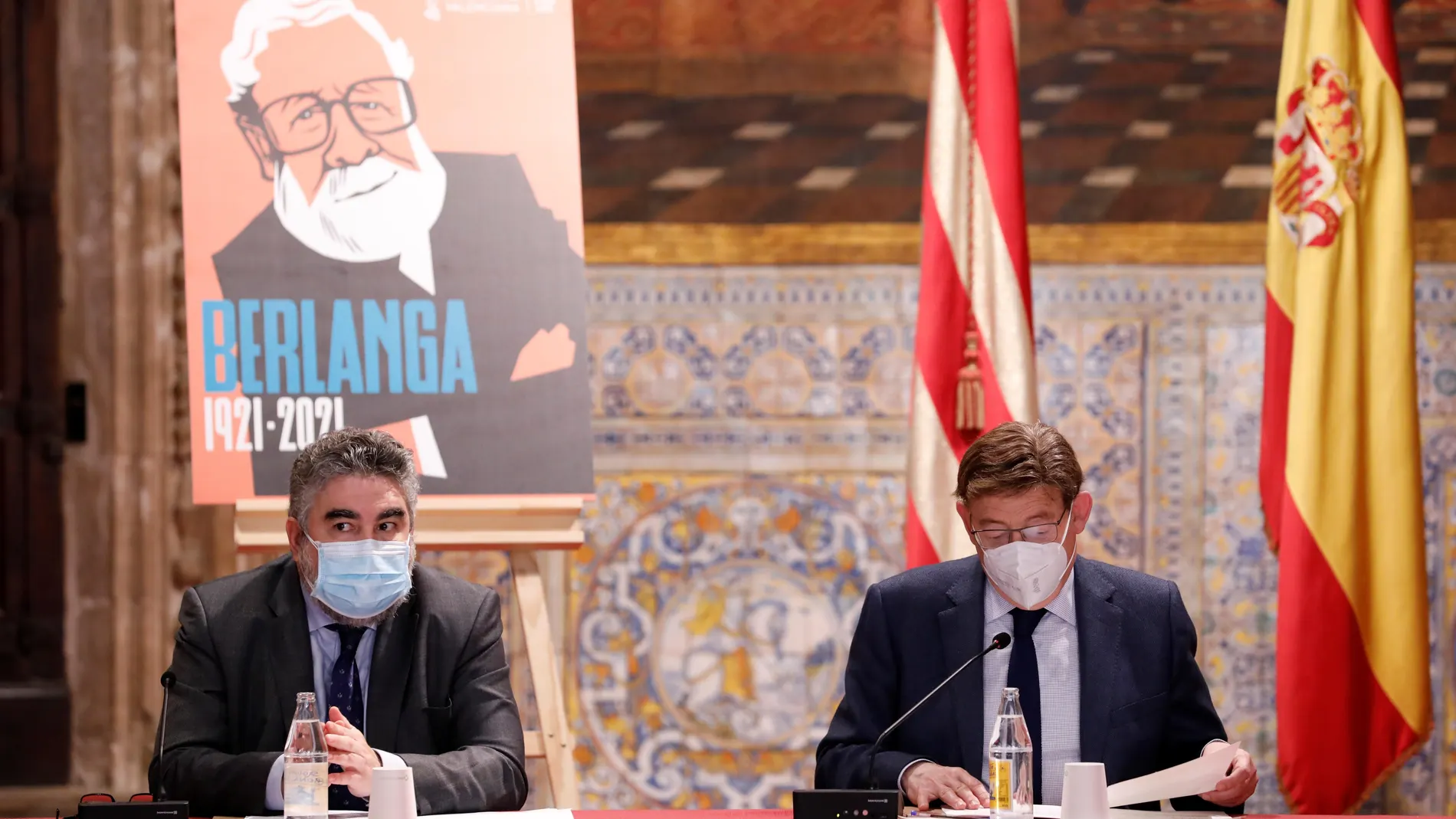 El president de la Generalitat, Ximo Puig, y el ministro de Cultura, José Manuel Rodríguez Uribes (i), durante la reunión constitutiva de la Comisión "Año García-Berlanga" que conmemora el centenario del nacimiento del cineasta valenciano