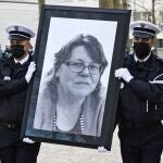 Policías franceses llevan el retrato de la oficial de policía Stephanie Monferme, asesinada, en abril del año pasado, por un extremista yihadista en Rambouillet, suroeste de París .Ludovic Marin, AP