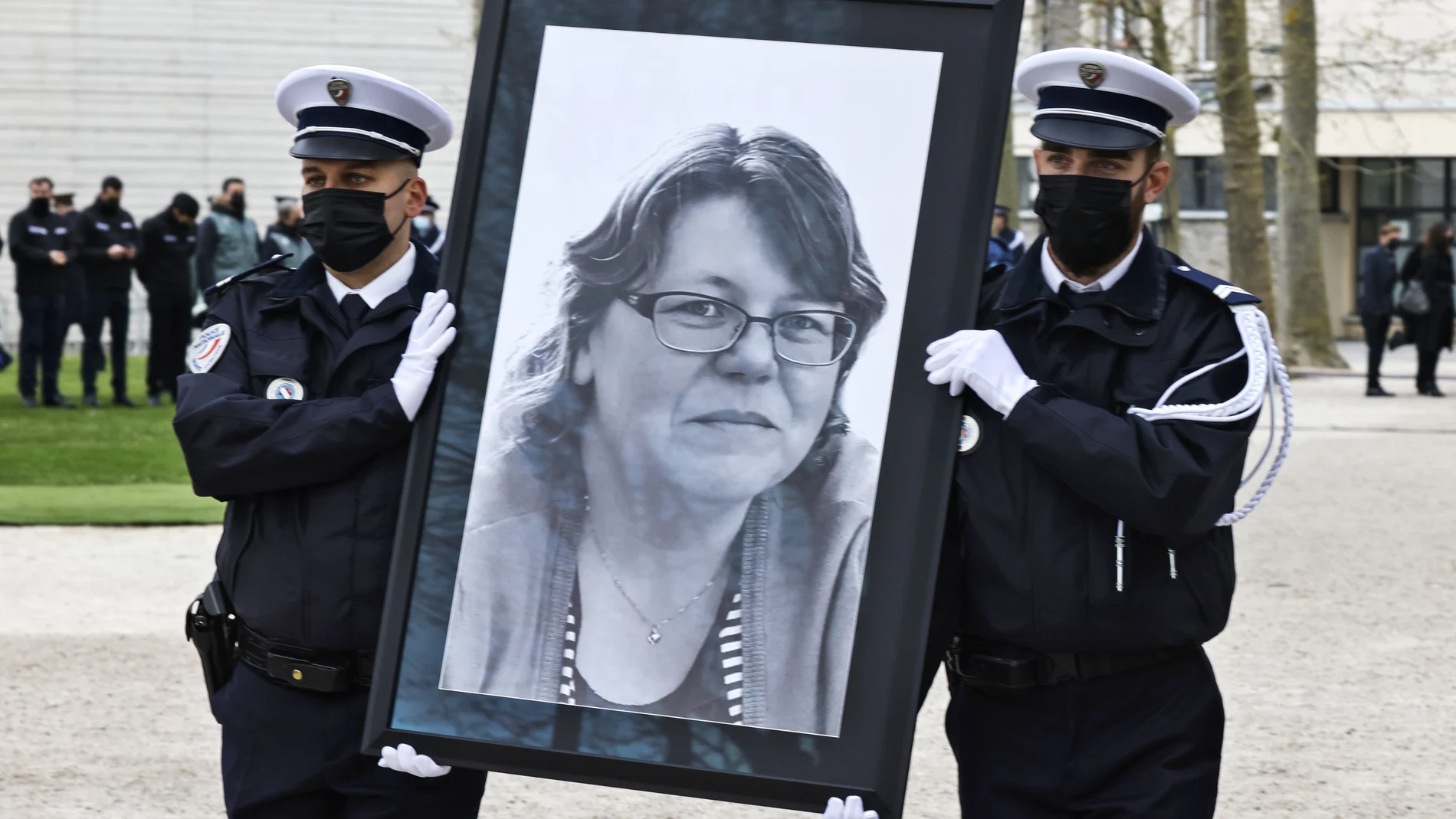 Policías franceses llevan el retrato de la oficial de policía Stephanie Monferme, asesinada, en abril del año pasado, por un extremista yihadista en Rambouillet, suroeste de París .Ludovic Marin, AP