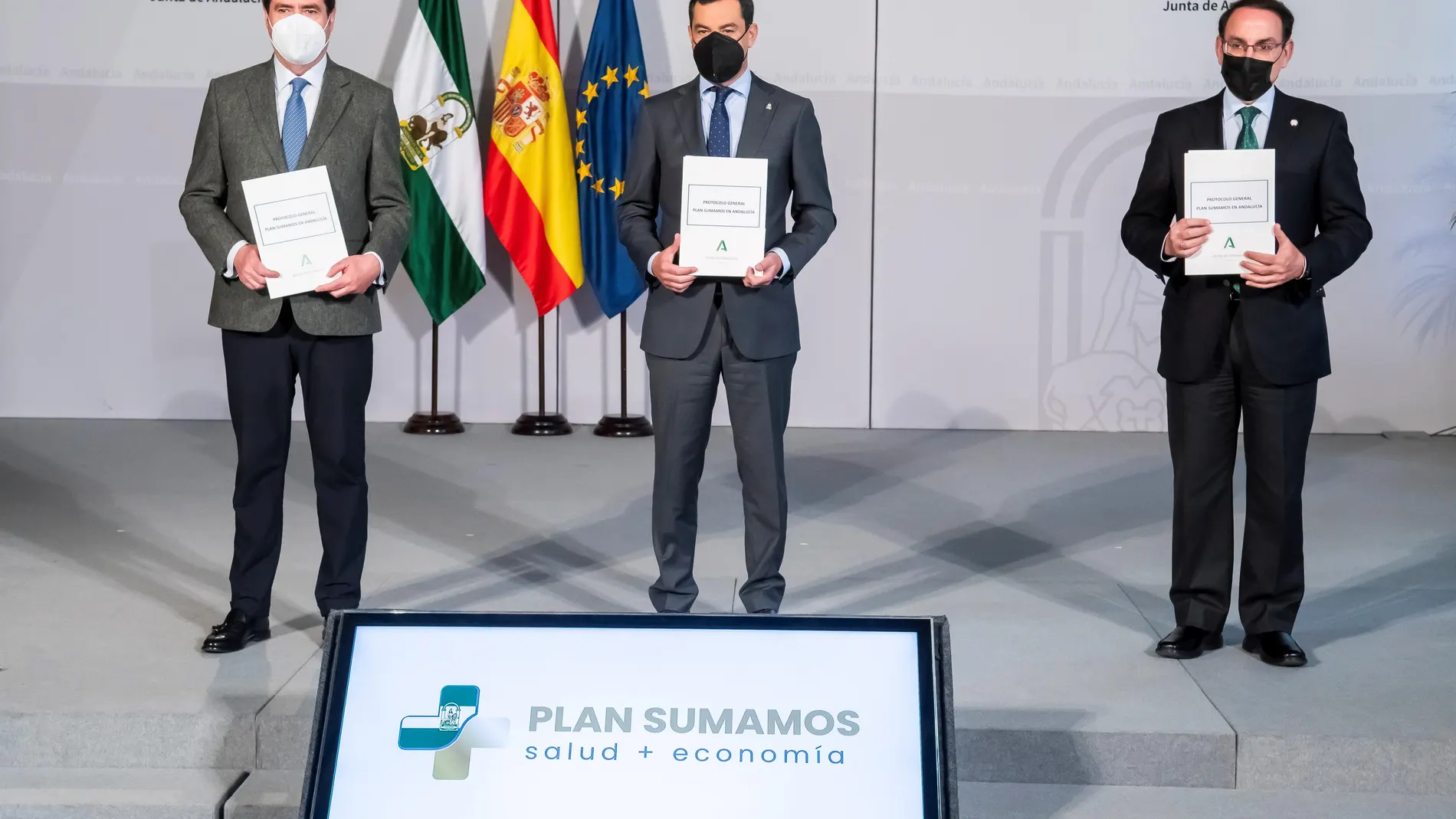 El presidente de la Junta de Andalucía, Juanma Moreno (c), el presidente de la Confederación Española de Organizaciones Empresariales (CEOE), Antonio Garamendi (i) y el presidente de la Confederación de Empresarios de Andalucía, Javier González de Lara