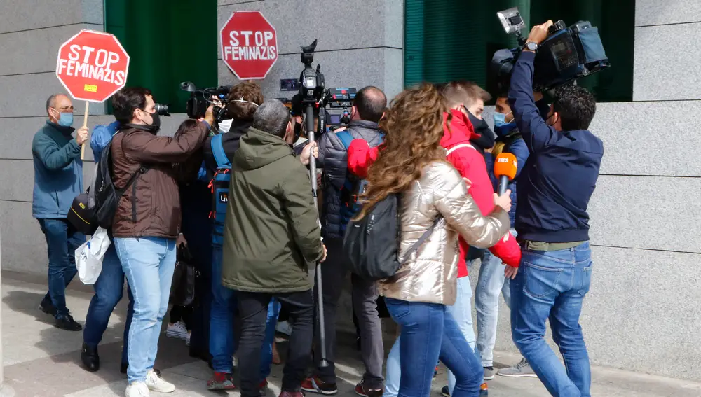 Multitud de periodistas esperan a que Rocío Carrasco salga del juicio por la demanda civil interpuesta por Antonio David Flores por impago de la pensión de sus hijos, a 30 de abril de 2021, en Madrid, (España).