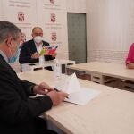 El presidente de la Diputación de Segovia, Miguel Ángel de Vicente, suscribe el convenio de colaboración con el Obispado