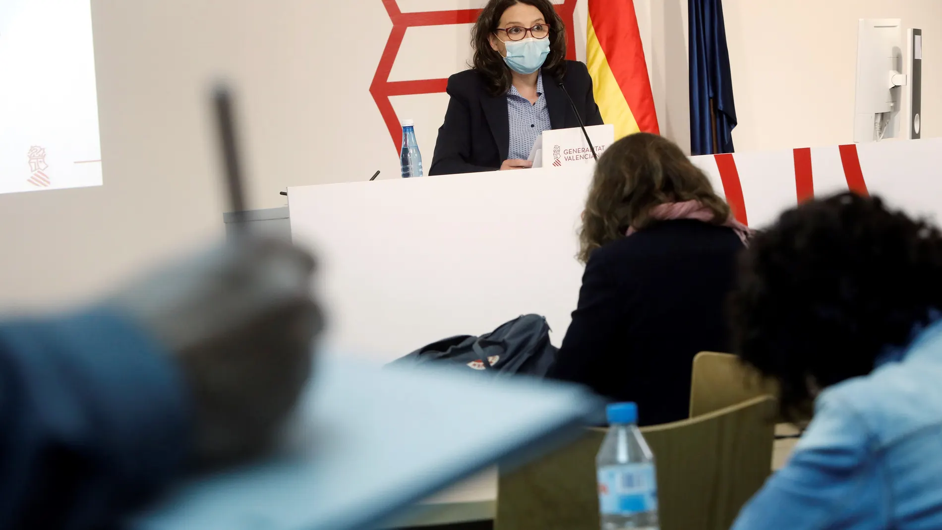 La vicepresidenta y portavoz del Consell, Mónica Oltra, durante la rueda de prensa posterior a la sesión plenaria semanal que ha celebrado el Gobierno de la Generalitat este viernes