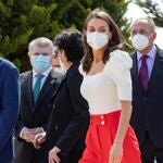 La reina Letizia acompañada por el presidente de la Asociación de Enfermedades Raras, Juan Carrión (i); el delegado del Gobierno en Murcia, José Vélez (2i), y el alcalde de Totana, Juan José Canovas (d), a su llegada este viernes al colegio Guadalentín de El Paretón.