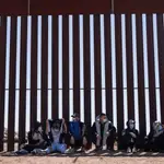 Migrantes que buscan asilo en EEUU, detenidos en la frontera con México