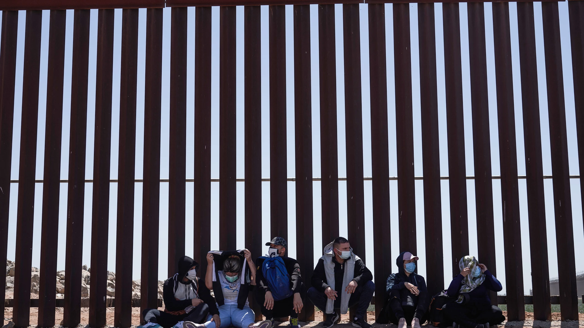Migrantes que buscan asilo en EEUU, detenidos en la frontera con México