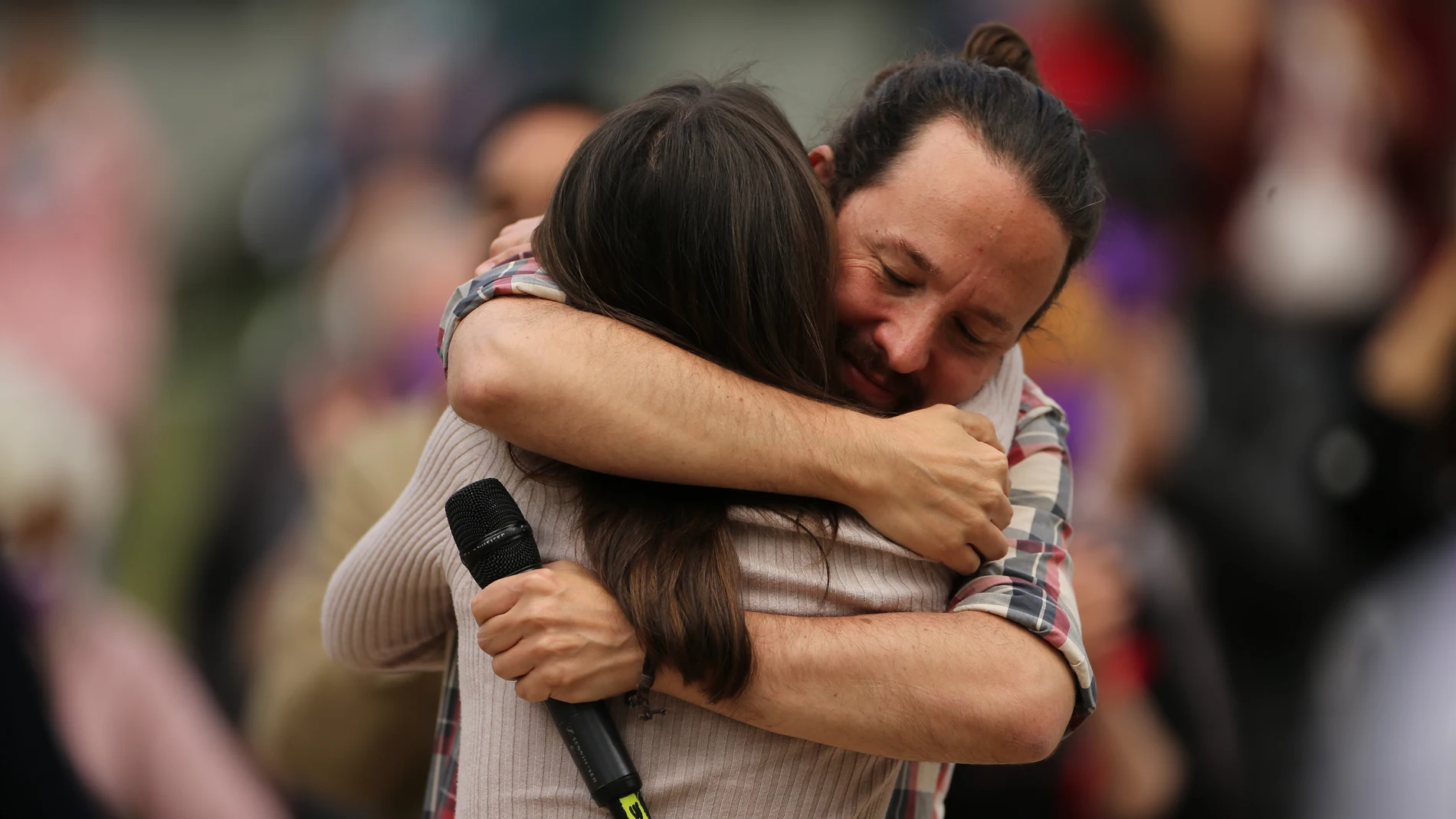 Irene Montero y Pablo Iglesias se abrazan durante un acto electoral el pasado mes de abril
