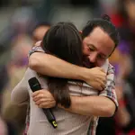 Irene Montero y Pablo Iglesias se abrazan durante un acto electoral el pasado mes de abril