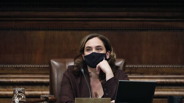 La alcaldesa de Barcelona, Ada Colau, durante un pleno del Consistorio el pasado abril