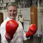 El líder laborista, Keir Starmer, visita un club de boxeo