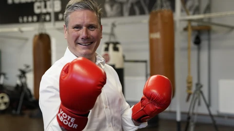 El líder laborista, Keir Starmer, visita un club de boxeo