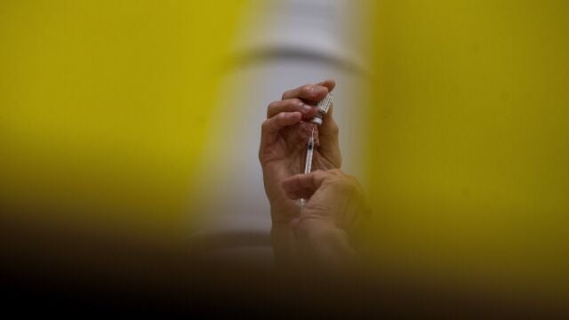 Un farmacéutico llena una jeringa de un vial de la vacuna COVID-19 de Janssen, Johnson & Johnson