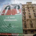 Más Madrid despliega lona gigante en Gran Vía con Mónica García y Ayuso