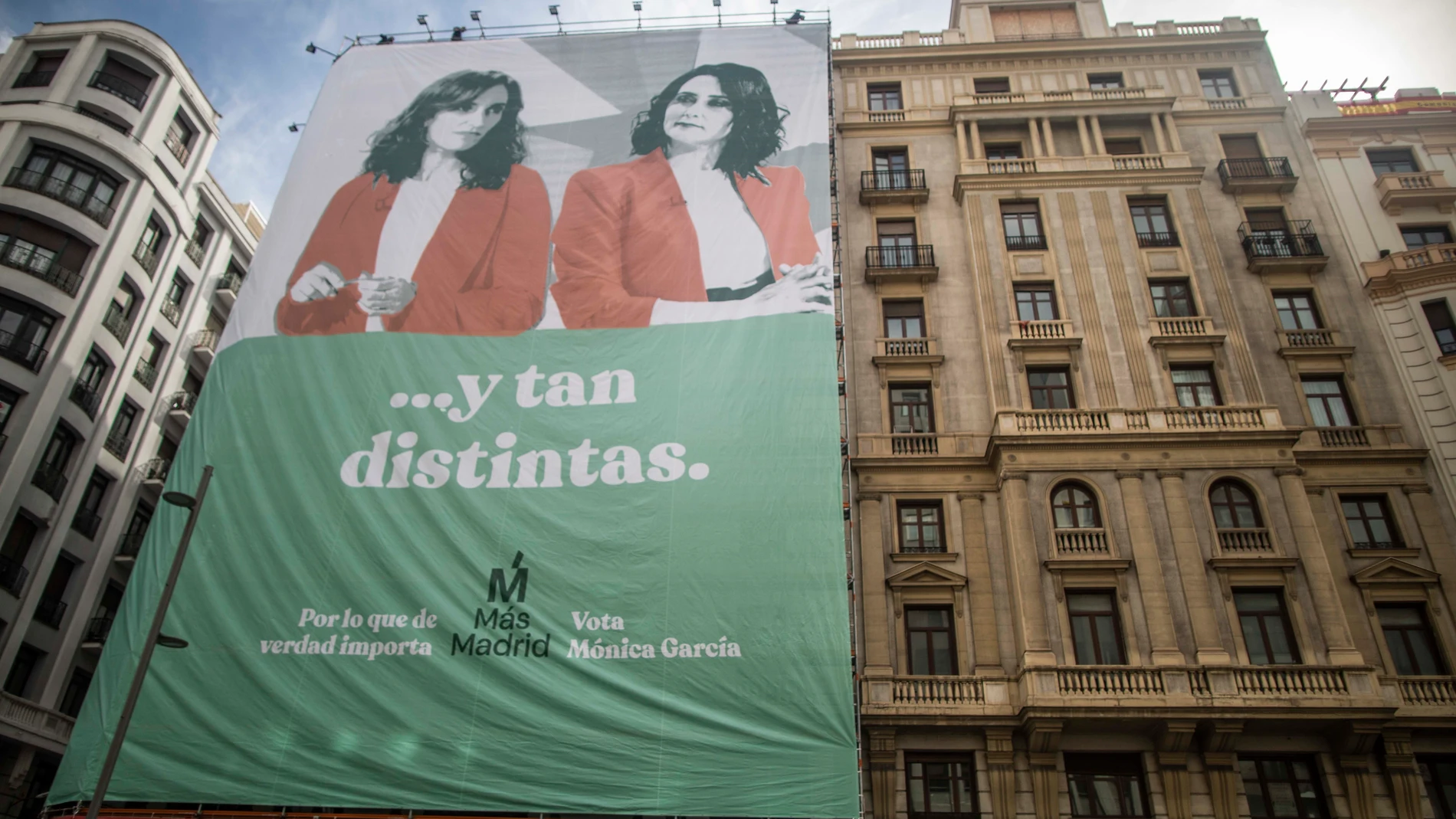 Más Madrid despliega lona gigante en Gran Vía con Mónica García y Ayuso