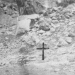 Vertientes del Puerto del Pico, la cruz señala el lugar donde enterraron al beato Damián