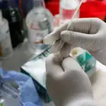 Una enfermera guarda una prueba de Covid-19