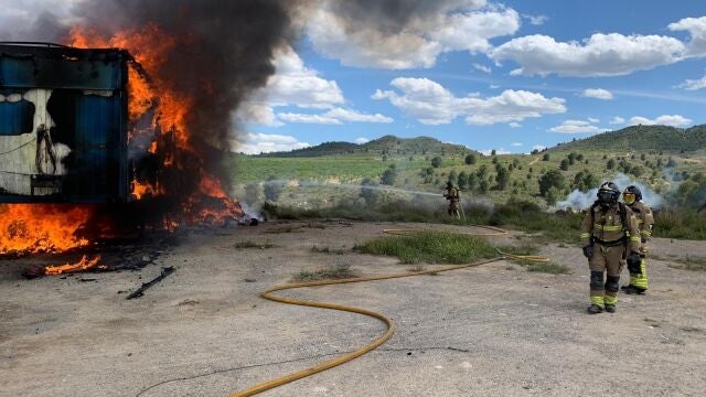 Bomberos sofocan un incendio originado en dos remolques de camión en Canara, pedanía de Cehegín