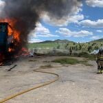 Bomberos sofocan un incendio originado en dos remolques de camión en Canara, pedanía de Cehegín