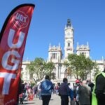 Varias personas participan en una concentración en la Plaza del Ayuntamiento de Valencia, a 1 de mayo de 2021, en Valencia, Comunidad Valenciana (España).