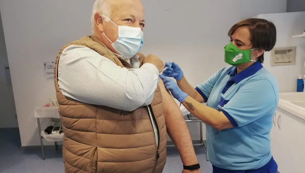 El consejero de Salud y Familias, Jesús Aguirre, recibió recientemente la primera vacuna