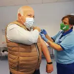 Jesús Aguirre, recibiendo la vacuna de AstraZeneca