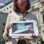 La ministra de Industria, Comercio y Turismo, Reyes Maroto, muestra una fotografía de la navaja que ha recibido en un sobre en el ministerio