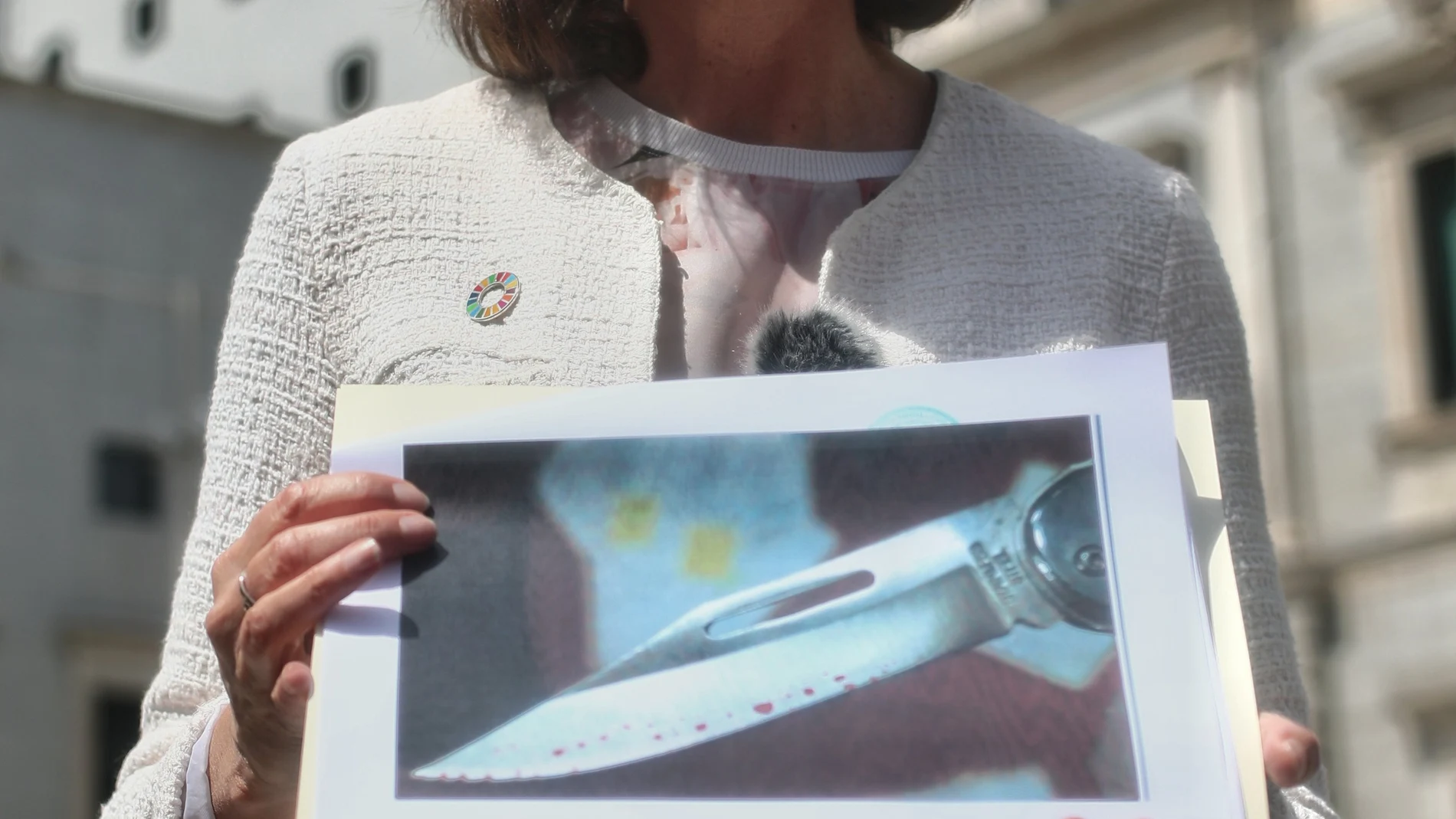 La ministra de Industria, Comercio y Turismo, Reyes Maroto, muestra una fotografía de la navaja que ha recibido en un sobre en el ministerio