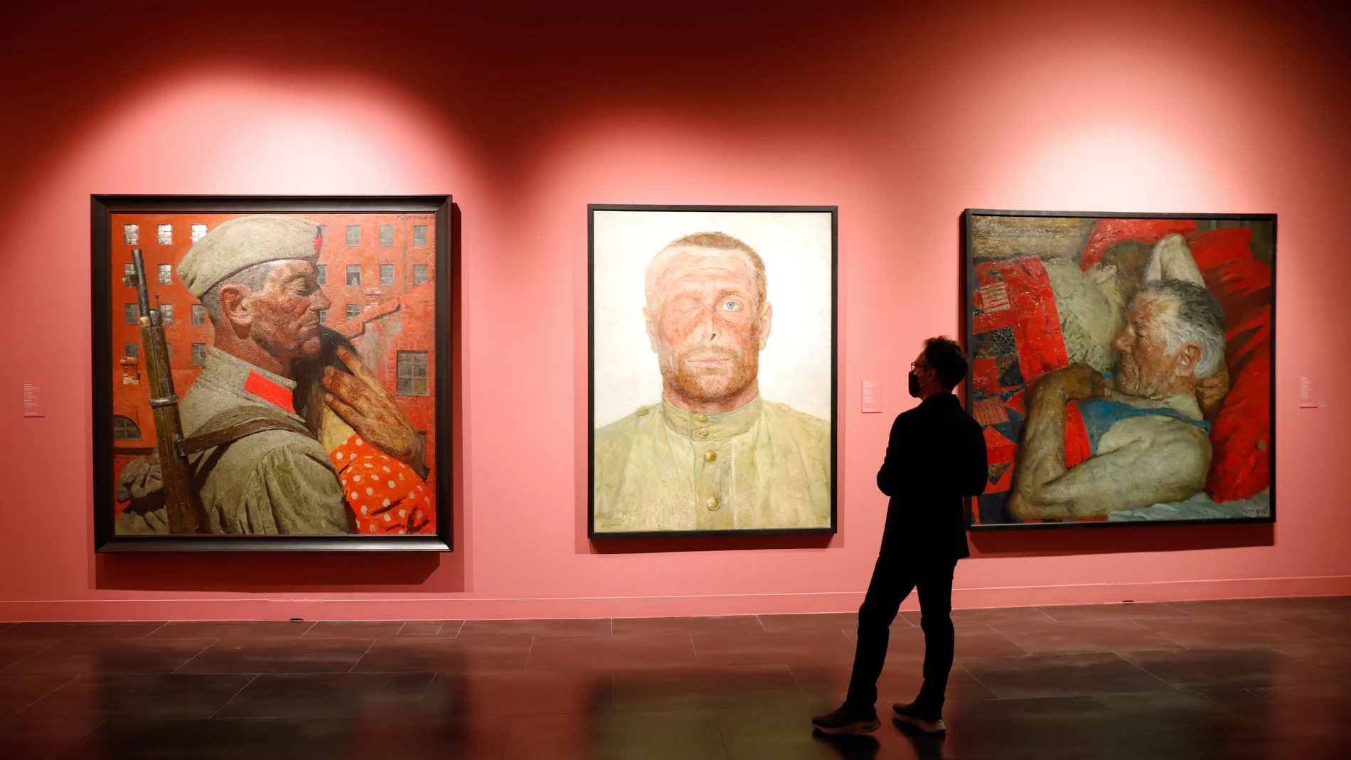 Tres cuadros de la exposición "Guerra y Paz en el arte ruso", inaugurada en el Museo Ruso de Málaga en 2021