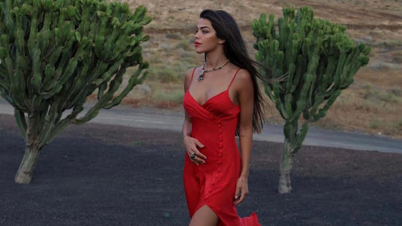 Que tu primera compra del verano sea este vestido lencero rojo de Zara que Violeta Mangriñán ya estrenado en Lanzarote