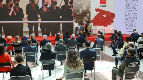 La presidenta de la Comunidad de Madrid, Isabel Díaz Ayuso (3d), hace entrega de la Gran Cruz de la Orden del Dos de Mayo los Niños de la Comunidad de Madrid.