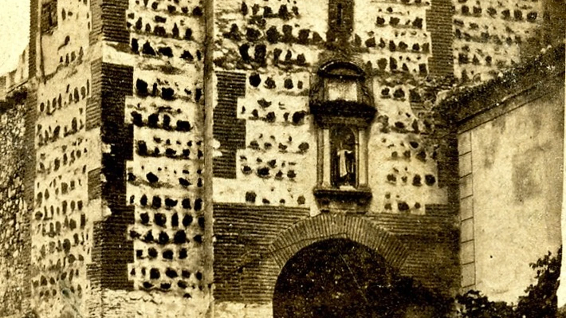 Puerta de San Ildefonso, derribada en 1871
