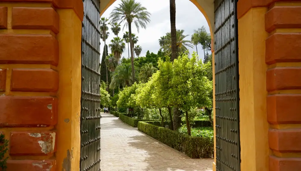 Los jardines del Alcázar abren la puerta a un mundo de color y de aromas.