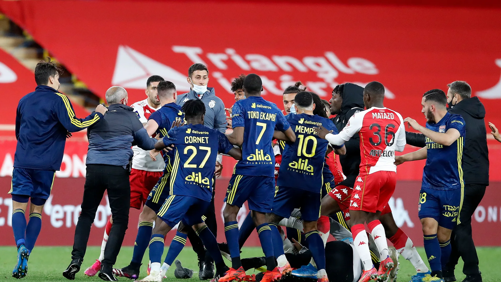 Tángana entre los jugadores del Mónaco y los del Lyon al final del partido.