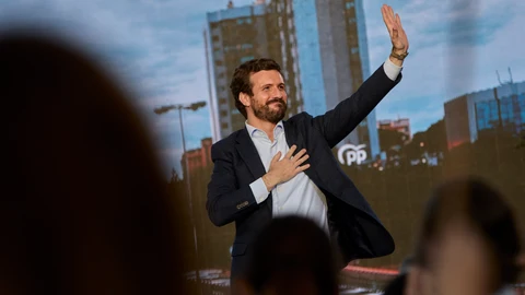 El presidente del PP, Pablo Casado interviene en el último acto de campaña del partido, en el barrio de Salamanca, a 2 de mayo de 2021, en Madrid