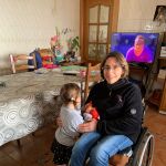 Rocío, socia de Aspaym en Valladolid, posa con su hija de tres años
