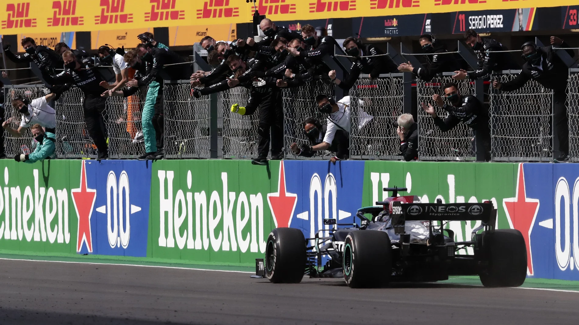 Hamilton vence y Alonso escala hasta la 8ª plaza; Sainz, fuera de los puntos