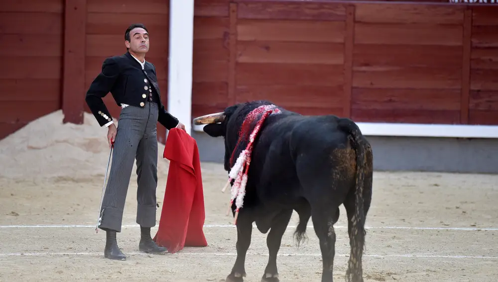 Enrique Ponce durante su faena en la plaza de toros de las Ventas