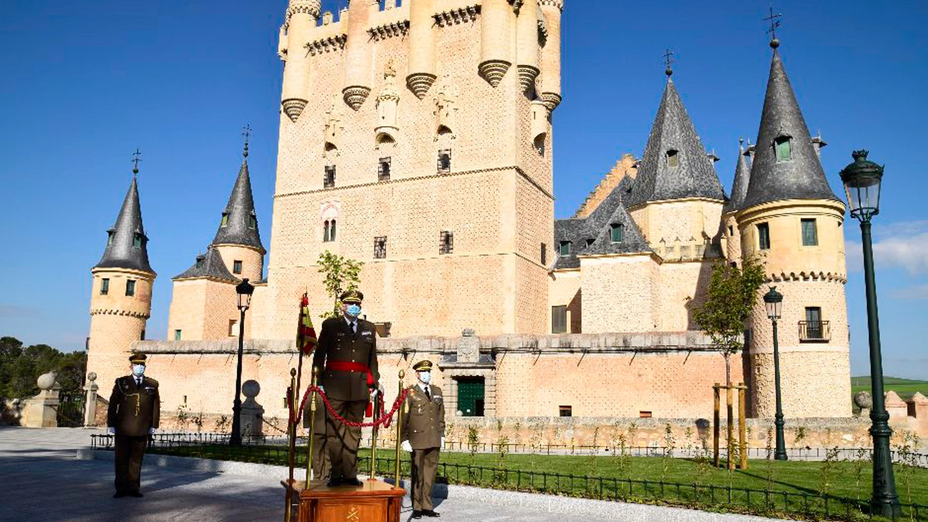Acto del Dos de Mayo celebrado en la plazuela Reina Victoria Eugenia del Alcázar de Segovia