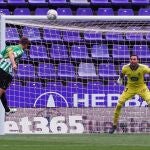 El delantero del Betis, Loren Morón (i) intenta un remate ante el guardameta del Valladolid, Roberto Jiménez
