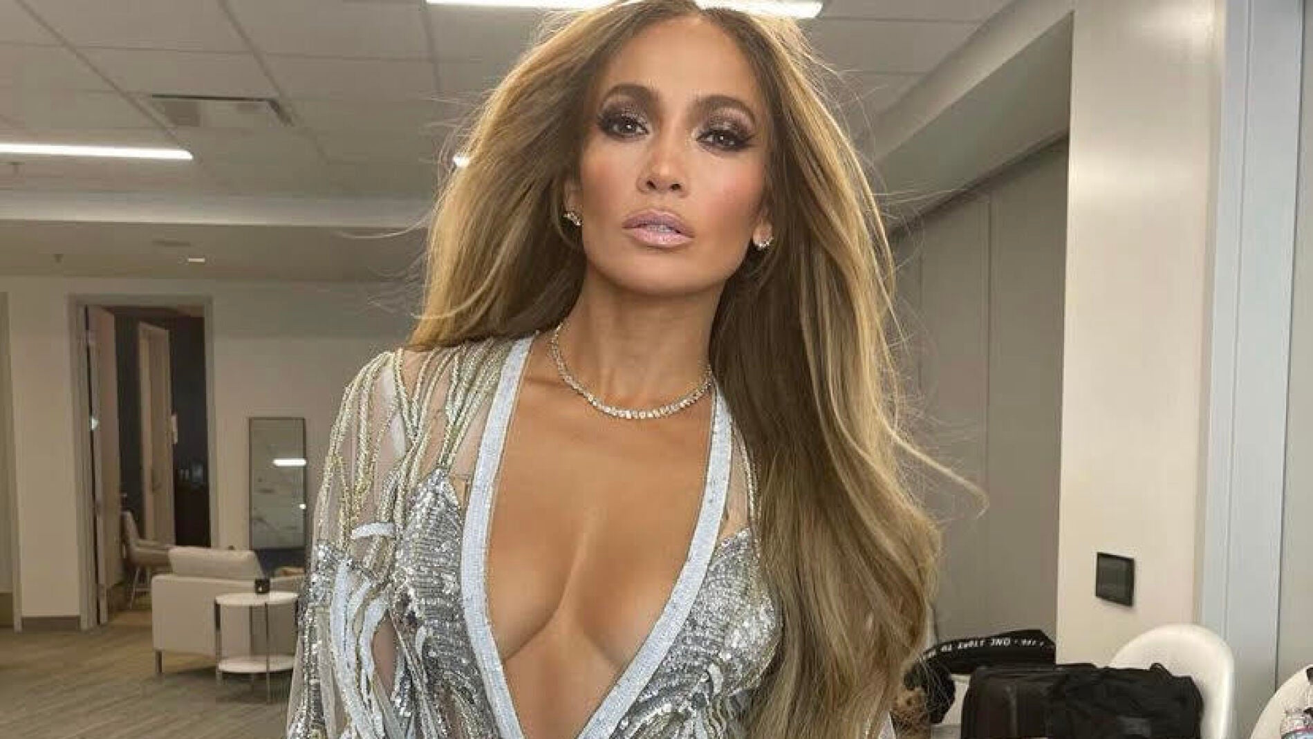 No se puede ser MÁS DIVA que Jennifer Lopez luciendo escote y transparencias mejor a los 51 años que a los 30