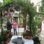 La portavoz del Grupo Socialista en el Ayuntamiento de Córdoba, Isabel Ambrosio, en los patios