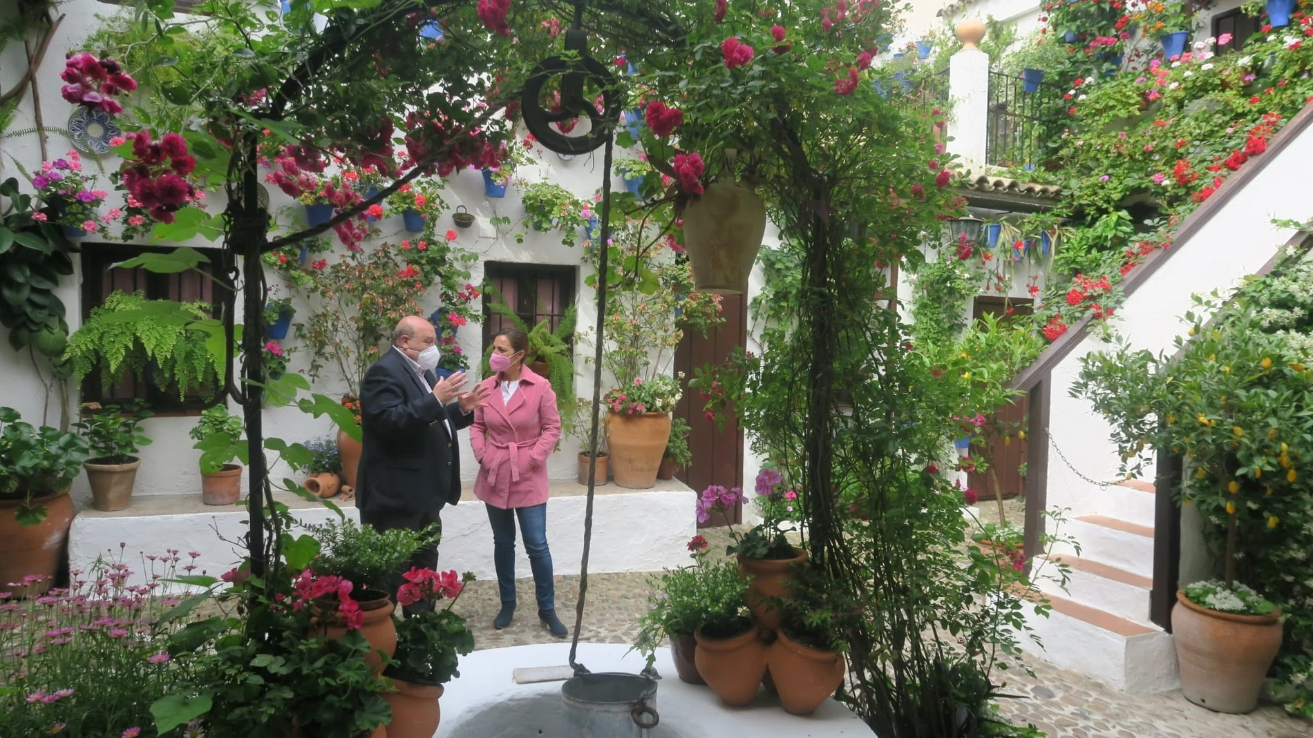 La portavoz del Grupo Socialista en el Ayuntamiento de Córdoba, Isabel Ambrosio, en los patios