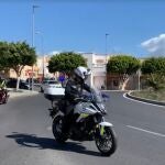 Un agente de Policía Local de Almería en moto