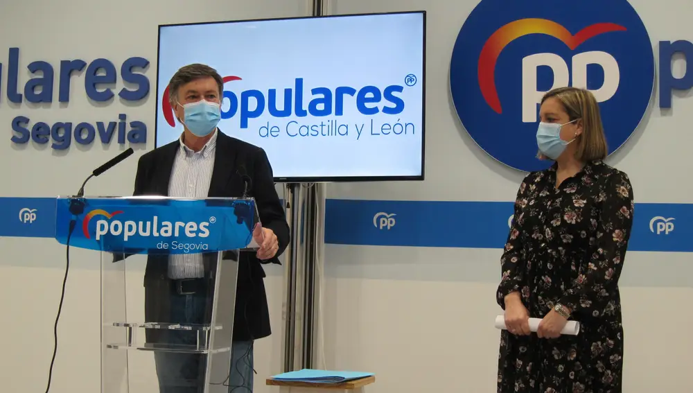 Francisco Vázquez, y la procuradora, Mª Ángeles García en rueda de prensa en SegoviaEUROPA PRESS03/05/2021