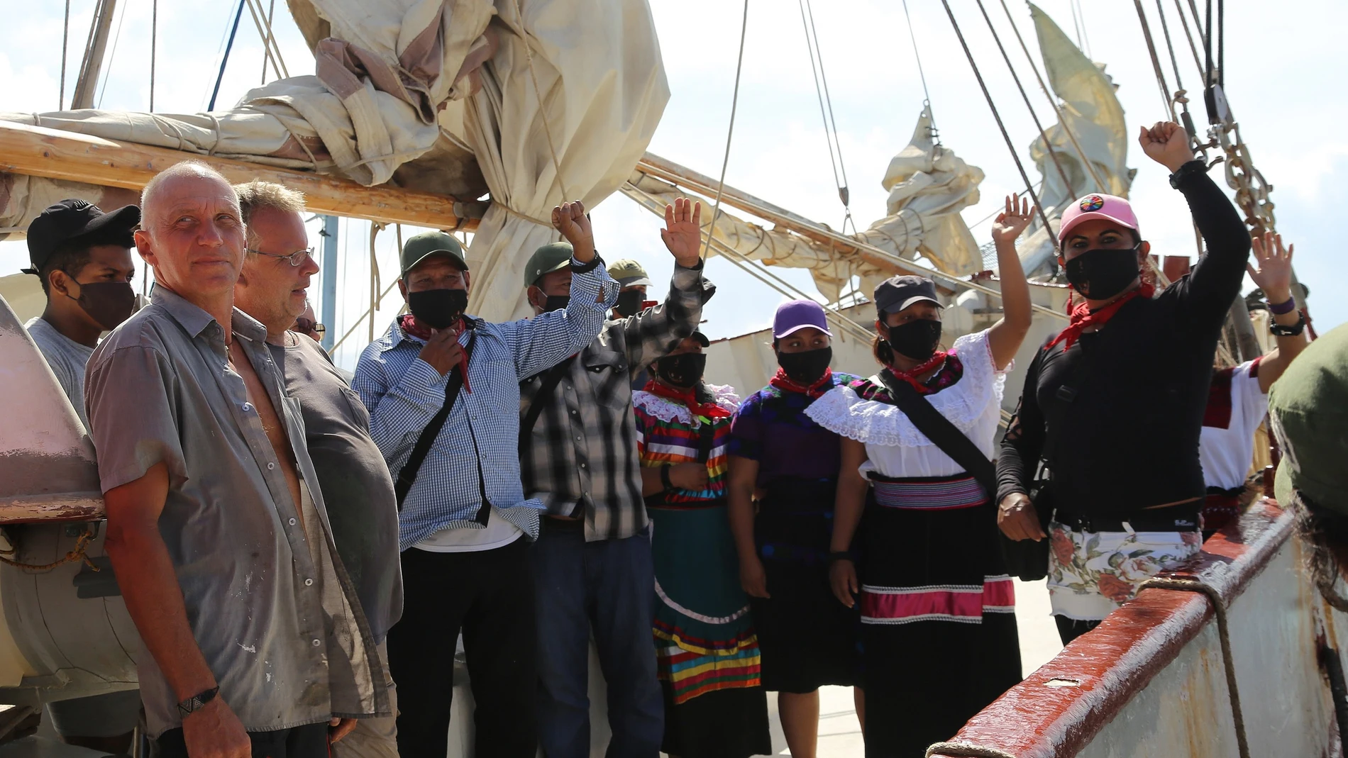 Tripulación del barco y miembros del Ejercito Zapatista de Liberación Nacional (EZLN) se despiden hoy al salir rumbo a Europa desde Isla Mujeres