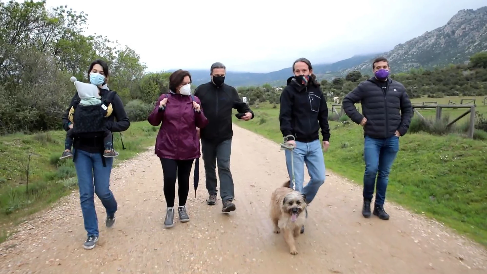 Pablo Iglesias (2d), candidato de Unidas Podemos para las elecciones autonómicas del 4 de mayo en la Comunidad de Madrid, pasea junto a su perro y las candidatas y candidatos de la formación a la Asamblea de Madrid durante la jornada de reflexión.